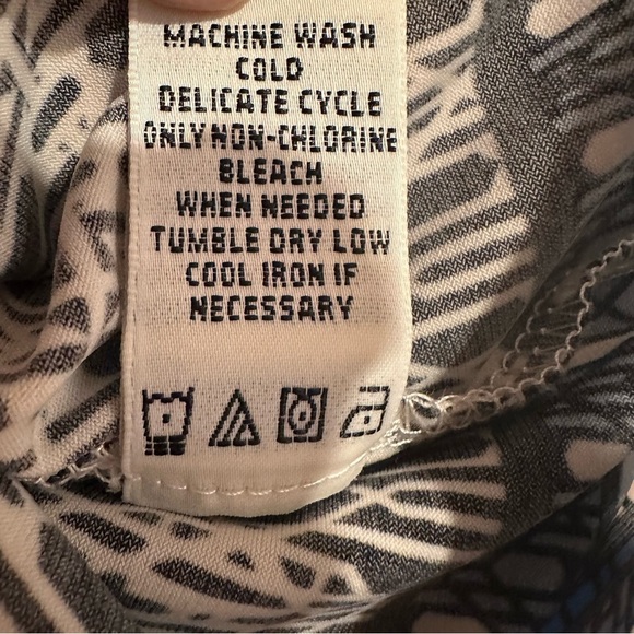 Max Studio V Neck 3/4 Sleeve Geometric Pattern Top Cool, Soft & Stretchy S - Picture 11 of 17